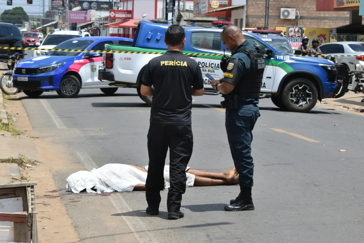 Jovem toma arma de policial durante ocorrência, é alvejado e morre; veja vídeo