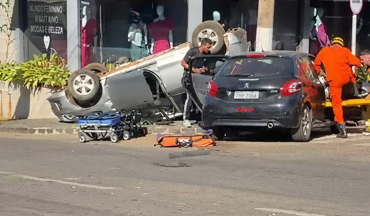 Colisão entre dois carros deixa cinco pessoas feridas em Catalão; vídeo