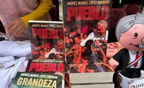 "¡Llévele, llévele!", aprovechan Consejo de Morena para vender merch; desde el nuevo libro de AMLO y hasta tazas de Harfuch