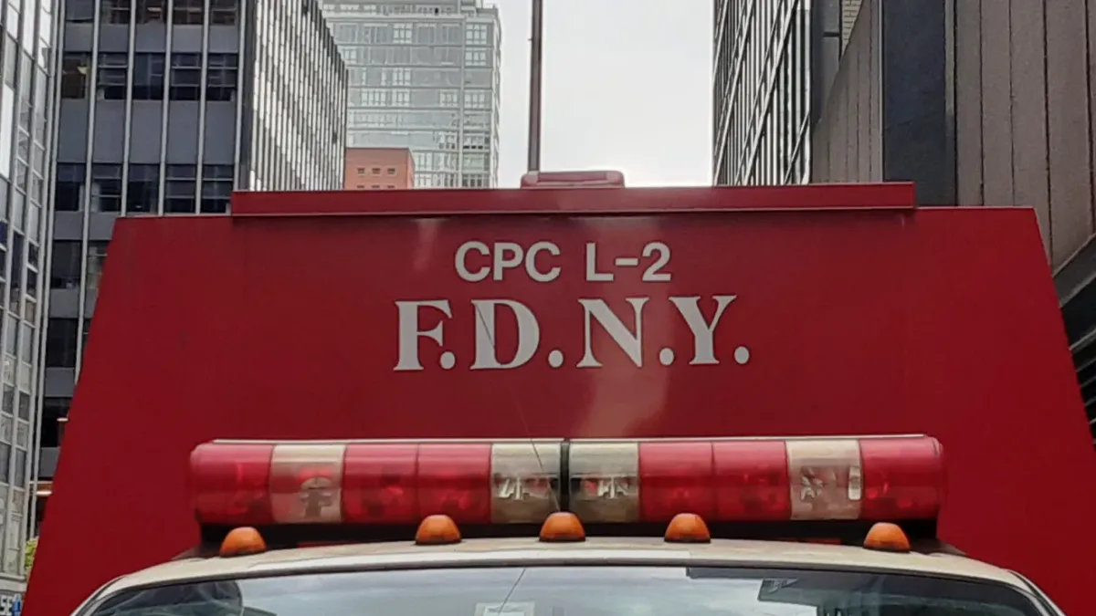 Caos en Queens: Camión cisterna se volcó cerca del aeropuerto JFK y derramó 11.300 litros de combustible
