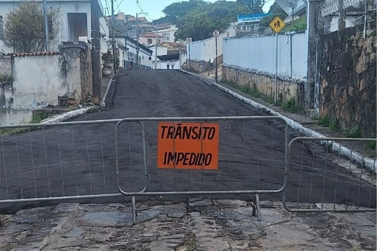 Prefeitura põe asfalto em rua histórica de Diamantina e MPF aciona Justiça
