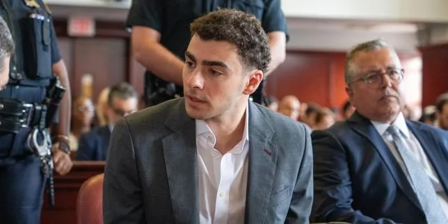 Luigi Mangione admet avoir tiré sur le PDG d’UnitedHealthcare et plaide coupable de harcèlement criminel