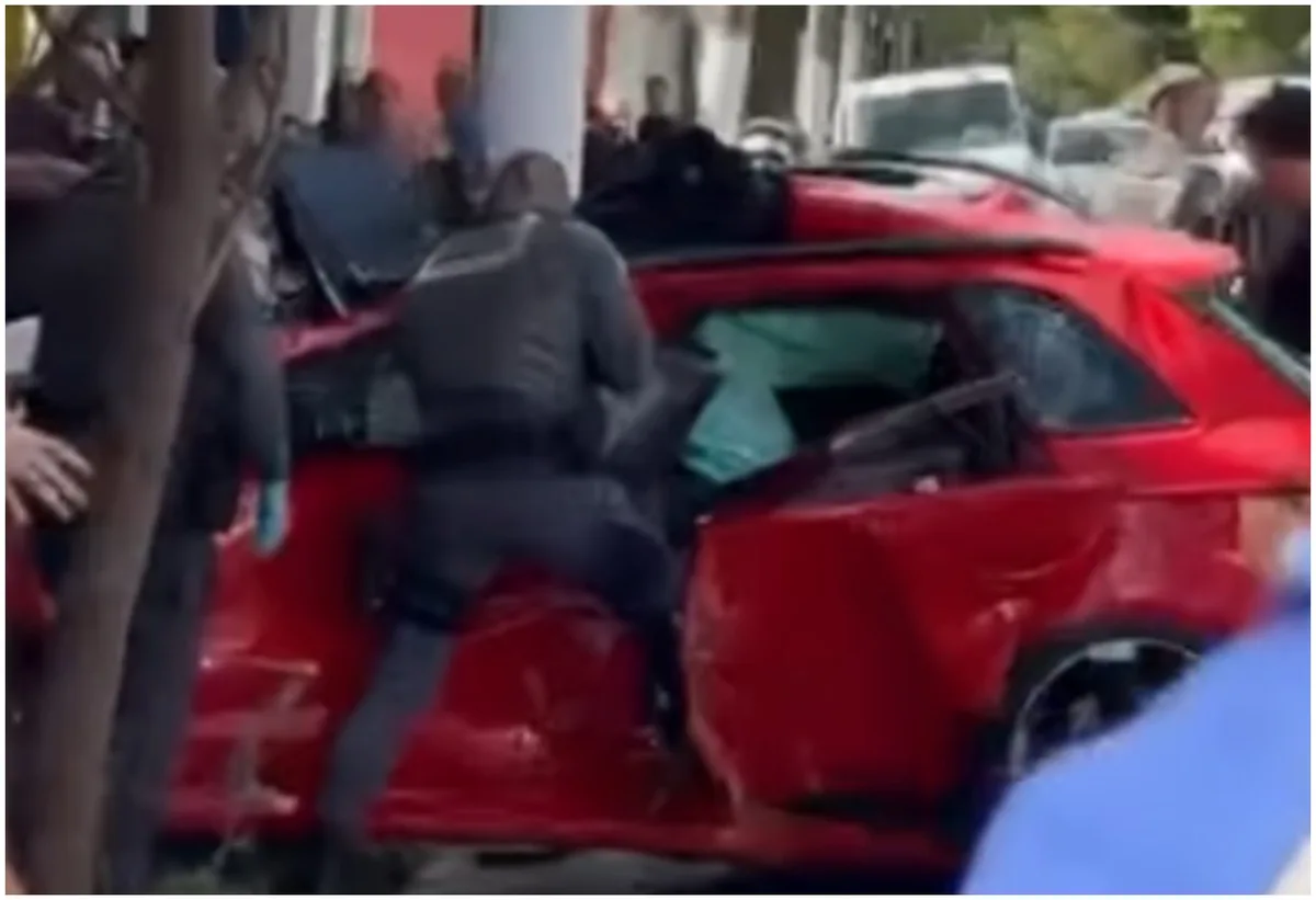 Adolescente de 16 anos capota Audi na Zona Sul de SP e fica preso às ferragens