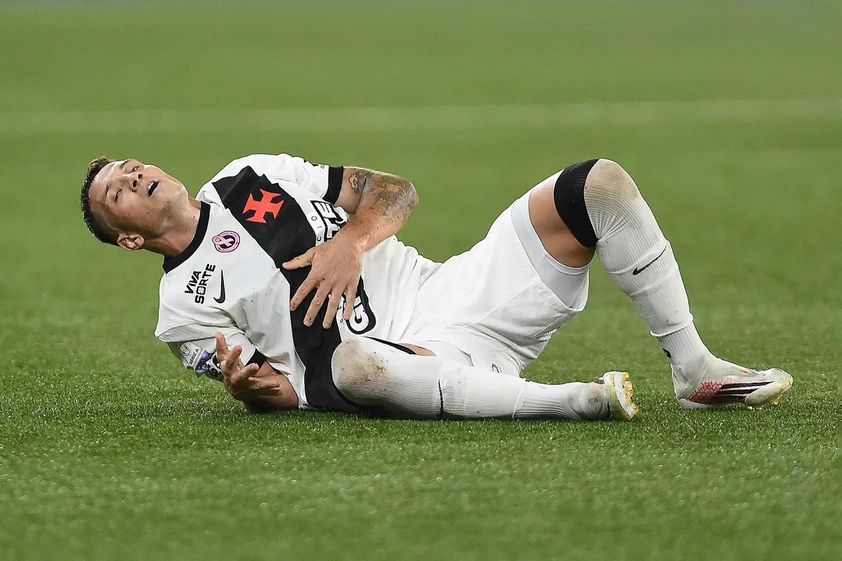 Bruno Duarte publica mensagem e tranquiliza torcida do Vasco após susto no clássico