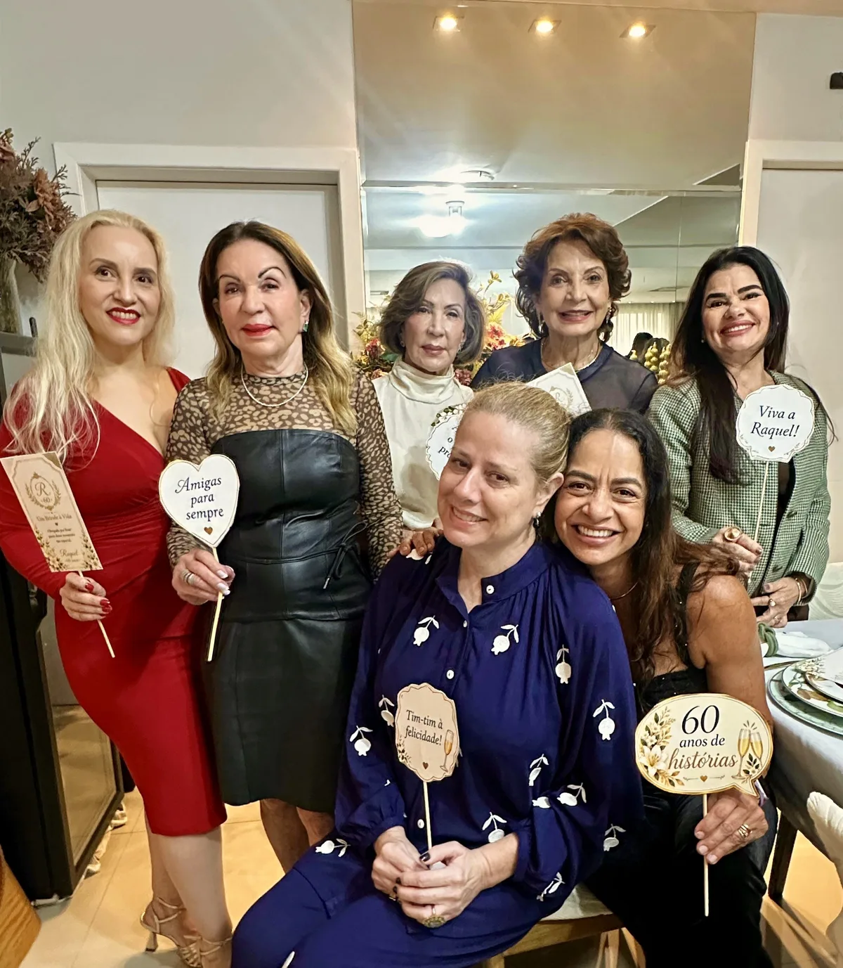 Amigas de longo tempo se reúnem para comemorar duplo aniversário