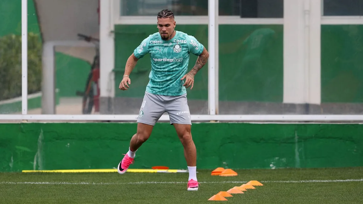Palmeiras avalia se Paulinho volta contra o Corinthians, mas auxiliar avisa: "Não pulamos etapas"