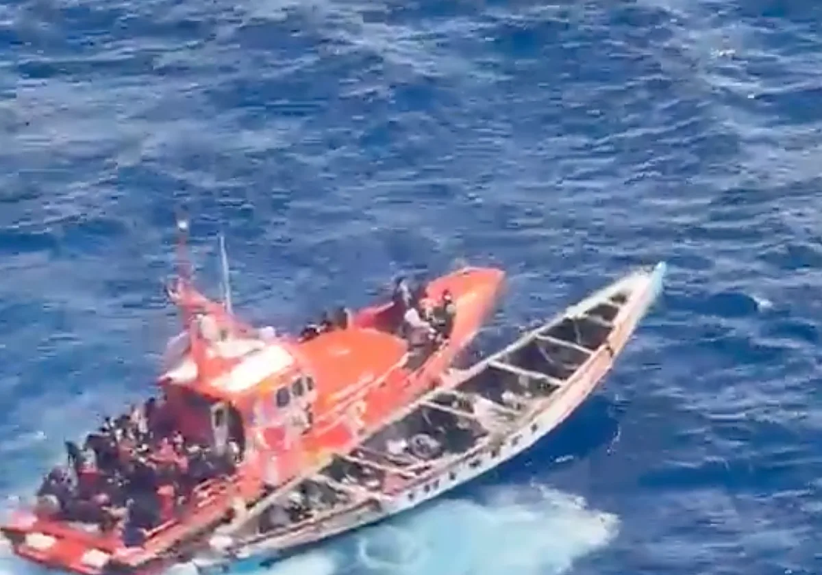 Rescatado un cayuco con 97 inmigrantes en aguas de El Hierro