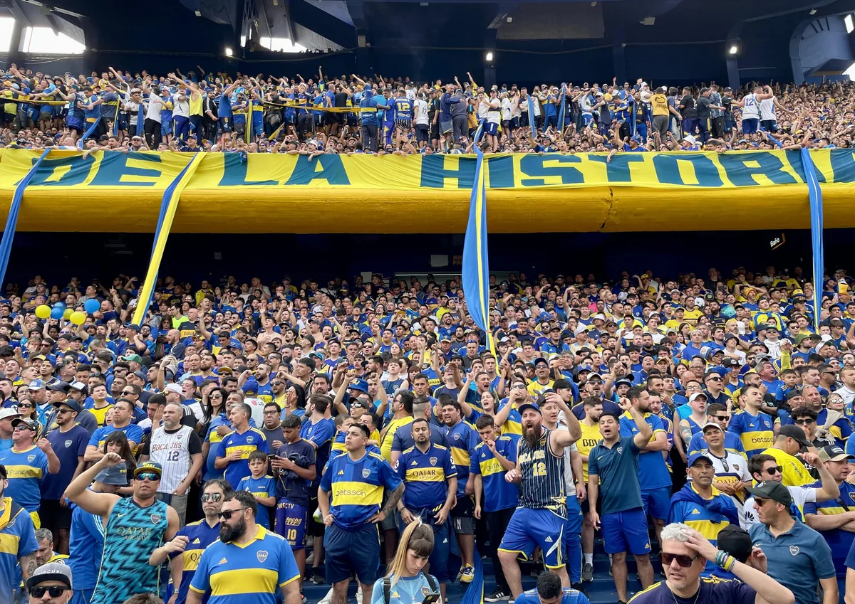 Boca prohibió la creación de contenido para redes sociales de sus abonados durante los partidos en la Bombonera