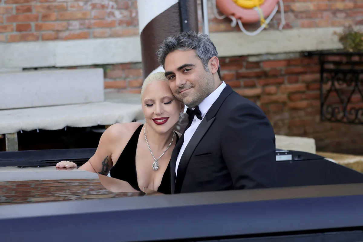 Lady Gaga é fotografada com recém-nascido após notícia de que teve o primeiro filho; veja Lady Gaga está noiva de Michael Polansky. Os dois estão juntos desde 2020 (Foto: Getty)