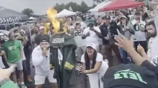 Wut auf NFL-Legende - Fans holen plötzlich den Flammenwerfer raus!