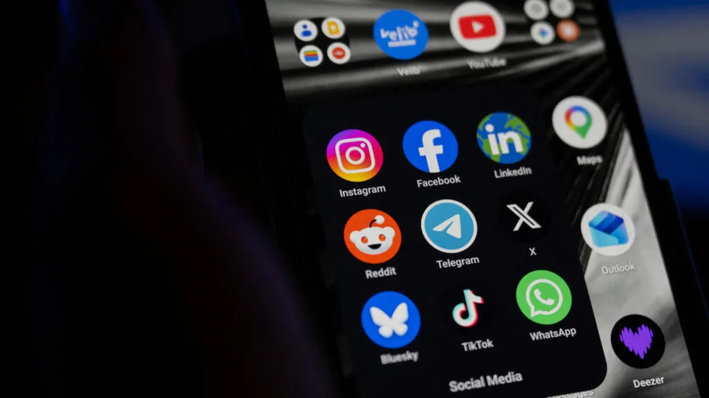 UE detalha regras para menores e prevê fim da rolagem infinita nas redes sociais