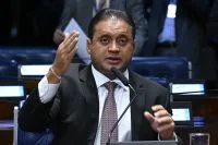 Defesa de senador aciona o STF e pede apuração de foto na piscina vazada