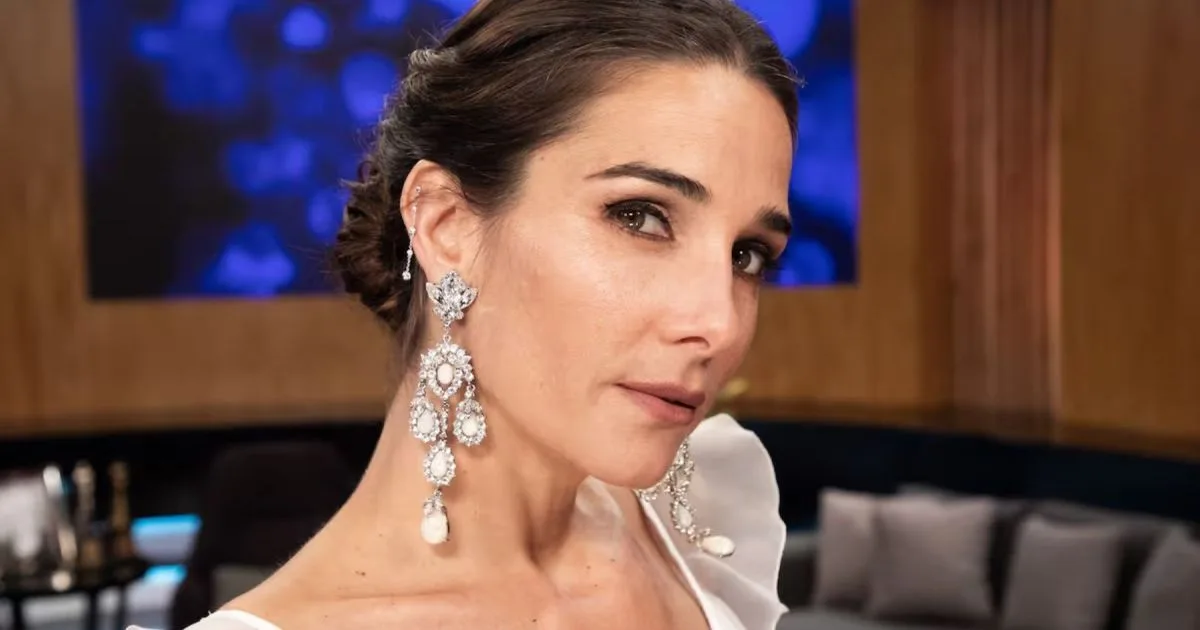 El look total white de Juana Viale en Almorzando: top halter, pantalón sastrero y bailarinas negras
