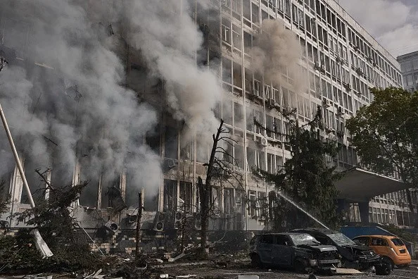 Ataques russos deixam ao menos oito mortos e atingem maternidade em Kiev