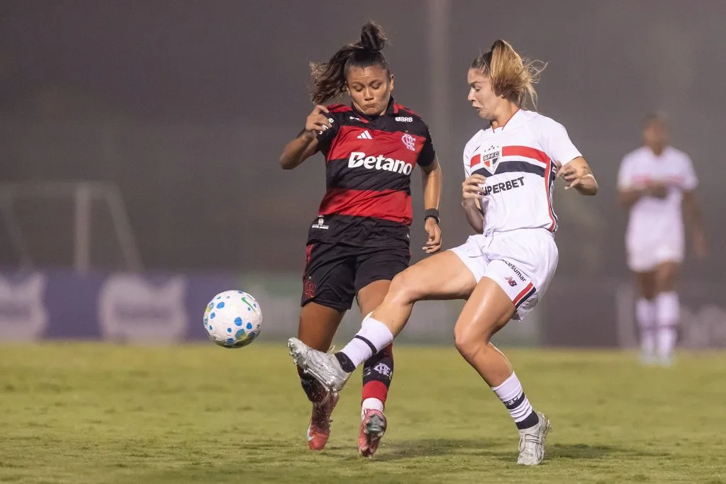 No jogo de ida das semifinais do Brasileirão Feminino, São Paulo vence de virada o Flamengo