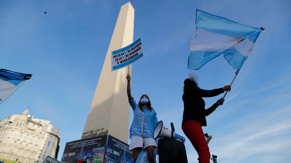 El principio del fin: el día que una multitud desafió la cuarentena con un banderazo y sacudió al gobierno de Alberto Fernández
