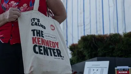 Donald Trump menace de ne pas rouvrir le Kennedy Center si son nom n'y est pas apposé