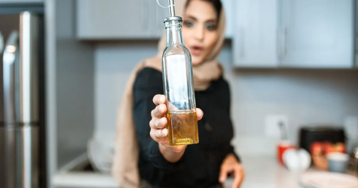 Elena Díaz, catadora de aceite: “No dejes nunca el aceite junto a los fogones, que es donde lo pone casi todo el mundo, porque el calor continuado acelera la oxidación”