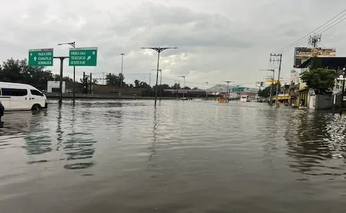 Lluvias dejan encharcamientos y daños en vialidades de Iztapalapa y Coyoacán; vehículos se ven afectados