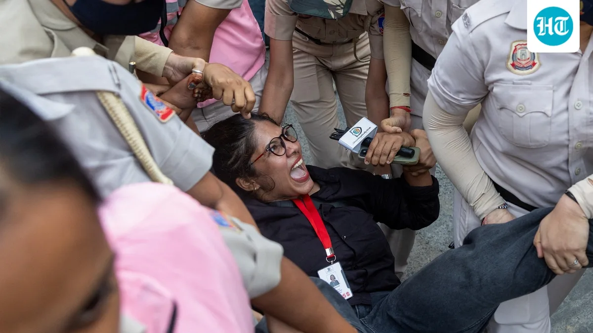 'Want senior Delhi officer to explain': Supreme Court on 'assault, detention' of women journalists at anti-EC stir