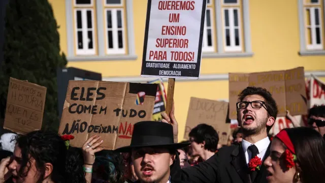 Federação Académica do Porto pede limites às propinas dos mestrados