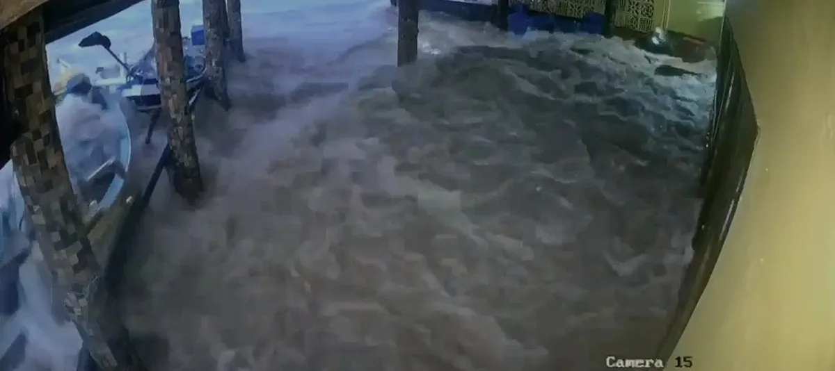 'Mar veio com tudo', diz pescador que viu avanço da água danificar barco e atingir restaurante em SC