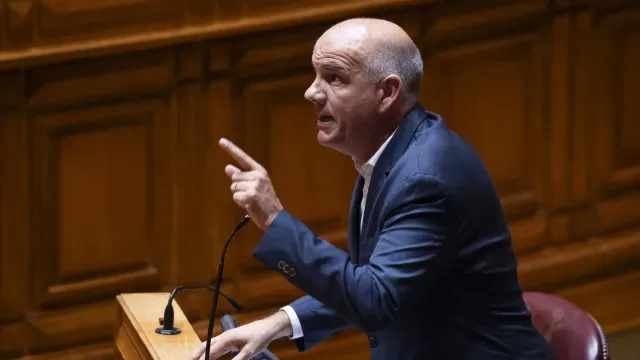 Raimundo elogia "dotes de bailarino" de Montenegro, que recusa a dança