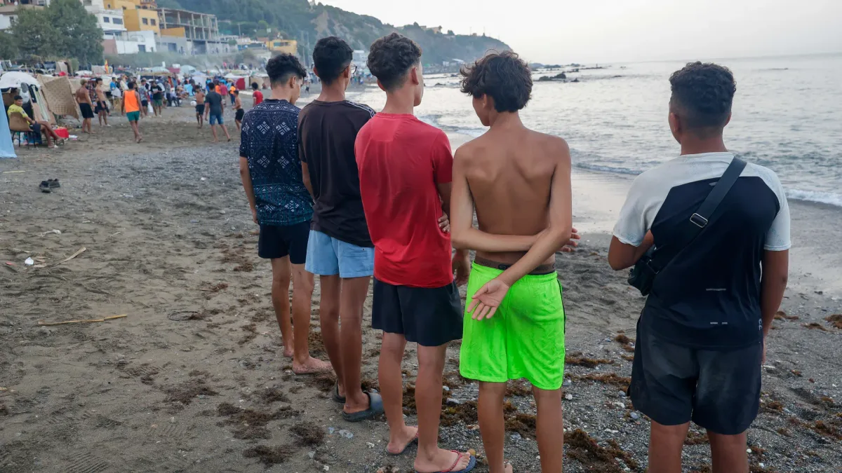 "¡Hijo, no vuelvas, resiste en España!": la vida de los menores del Trampolín que esperan conseguir ser trasladados a la Península