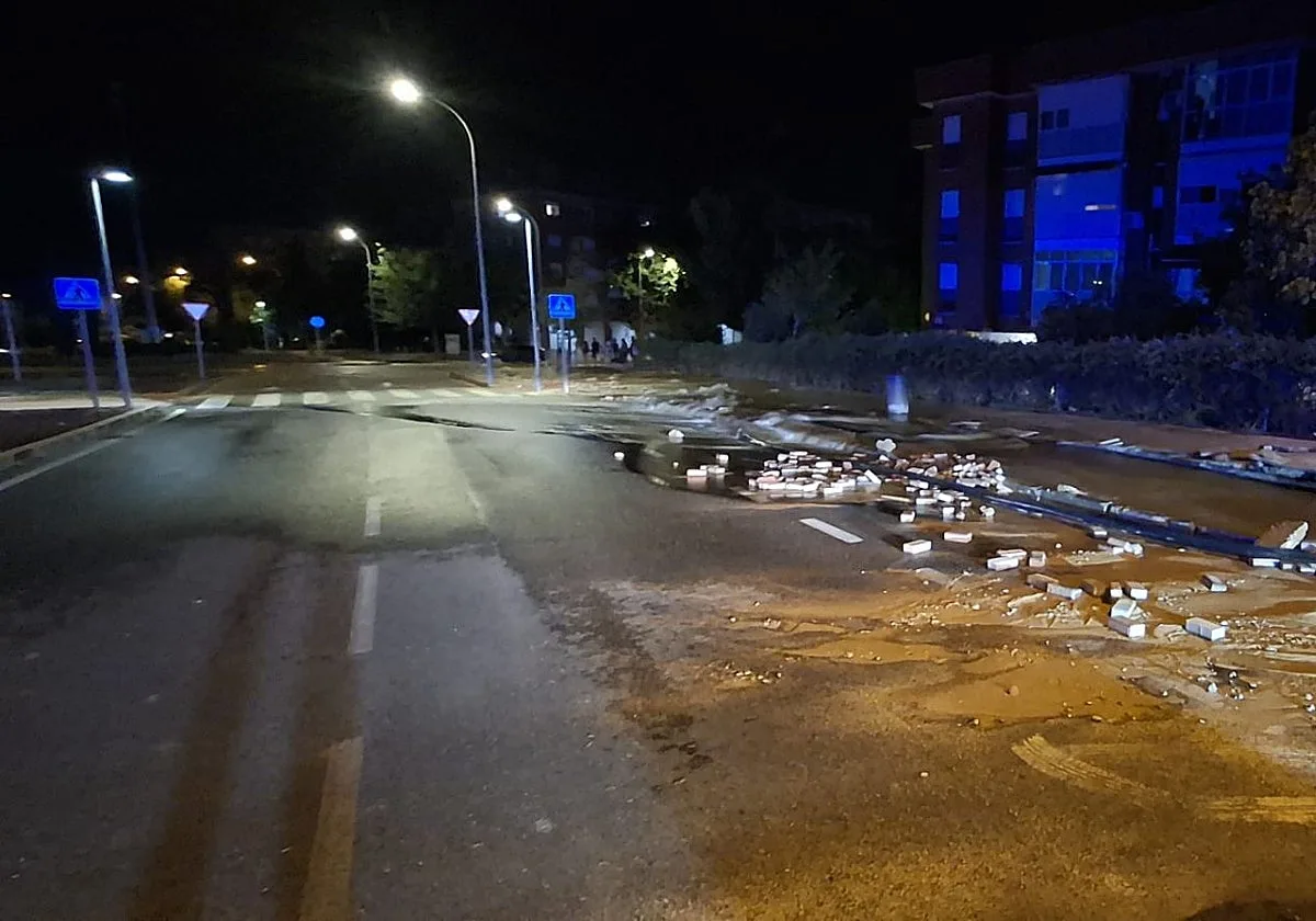 La rotura de una tubería de fibrocemento anega varias calles del Polígono de Toledo