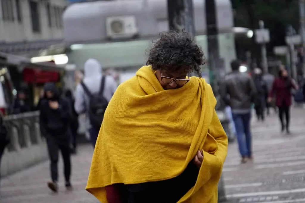 Frente fria encontra calor do interior e reforça temporais no Brasil