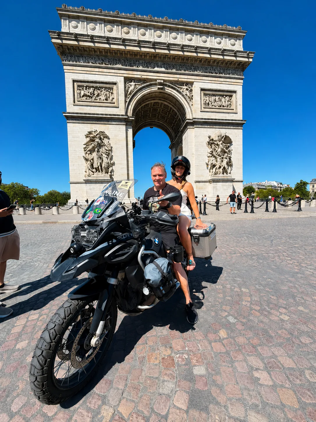 Após tensão no Canadá, Celinho e sua BMW chegam a Paris