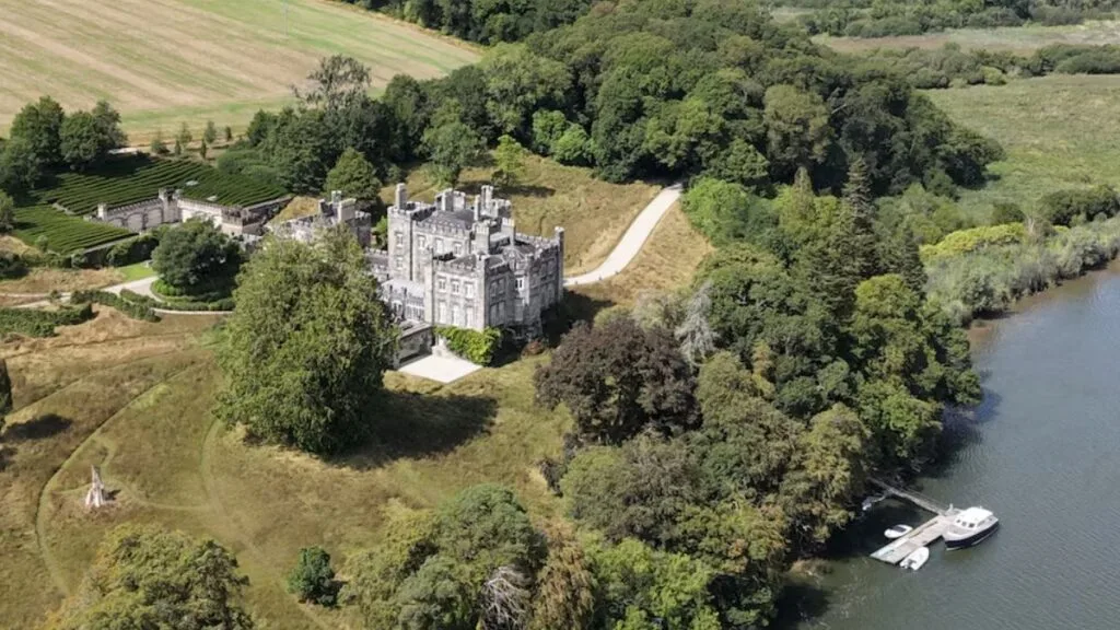 Dono do Facebook paga milhões por castelo histórico na Irlanda
