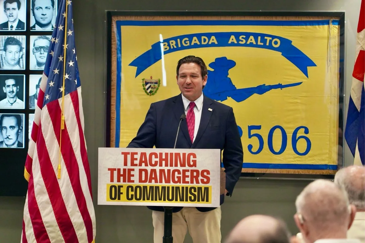 Es oficial: la ley promulgada por Ron DeSantis en Florida que exige educación anticomunista en las escuelas
