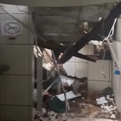 Árvore permanece sobre lanchonete destruída e prejuízo já passa de R$ 30 mil