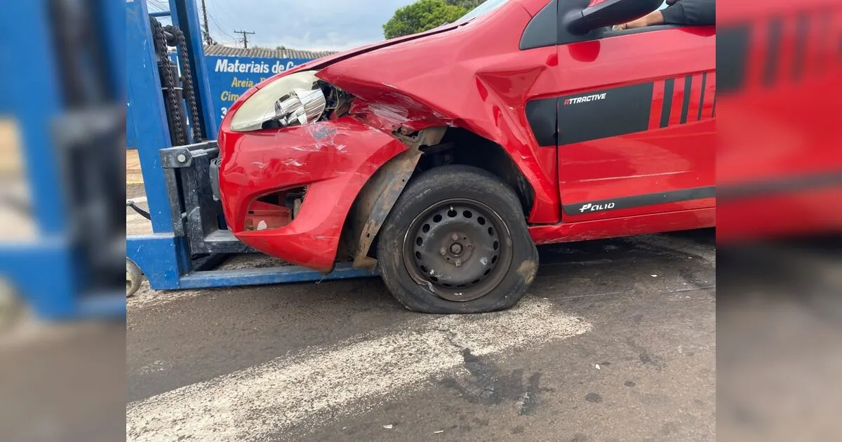 Batida entre carros trava trânsito em cruzamento com linha férrea em Apucarana