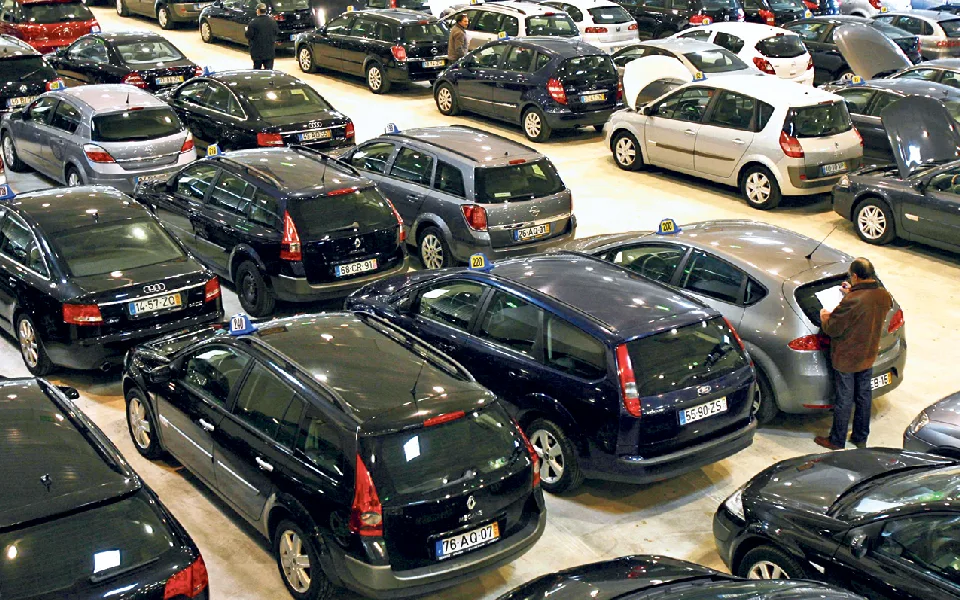 Associação alerta para atrasos do IMT na legalização e registo de veículos importados