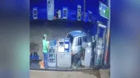 Vídeo: carro capota e atinge poste em Bertioga, no litoral de SP