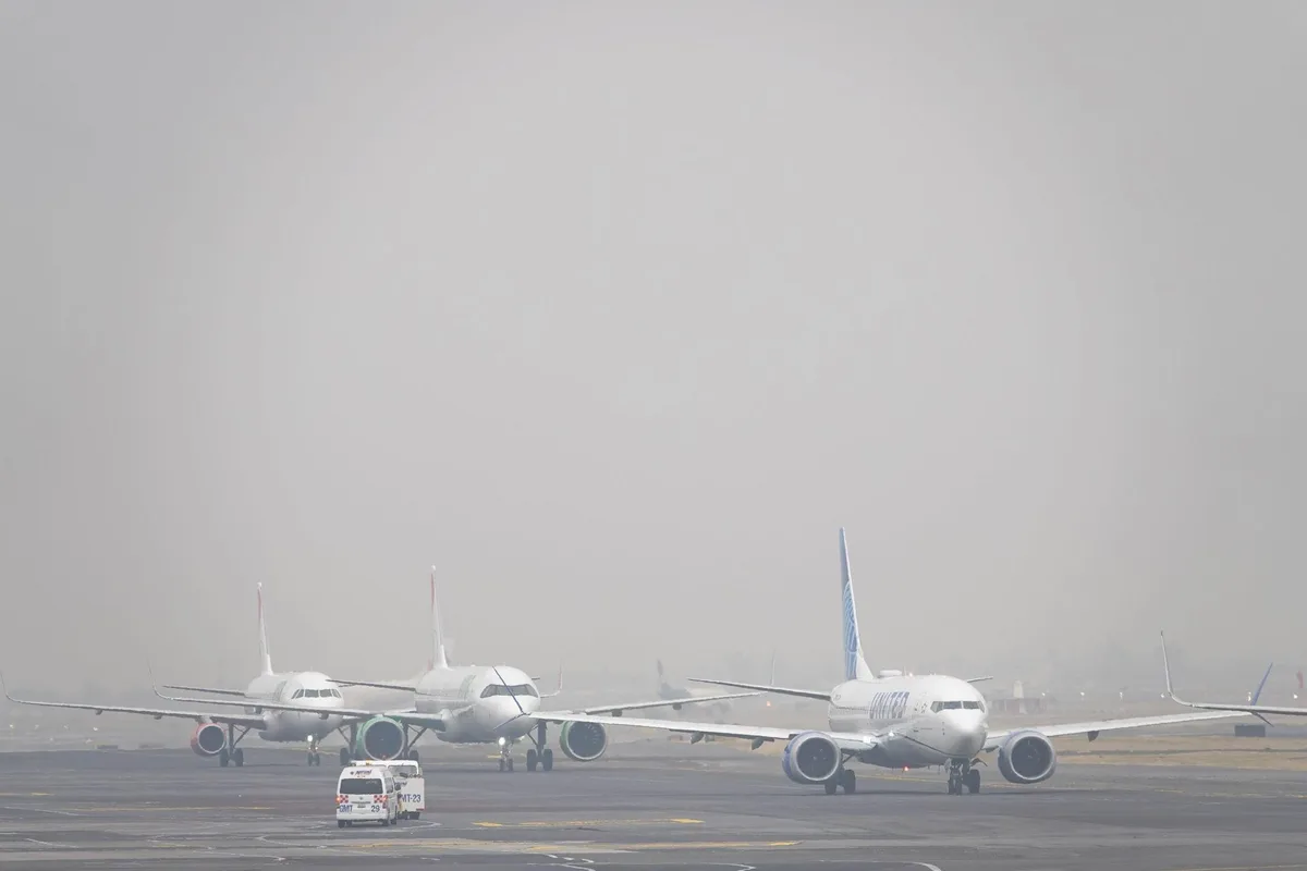 Hacienda propone alzas en derechos a trenes privados y aviación: Boletos de avión subirían precios