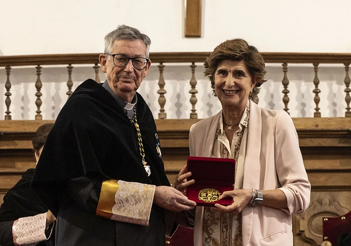La Universidad Pontificia de Salamanca entrega su Medalla de Oro a María San Gil «por su defensa de la democracia»