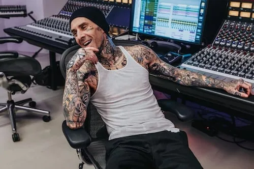 Travis Barker, baterista de Blink-182, revela que se sometió a una nueva cirugía de mano; ¿Qué le pasó?