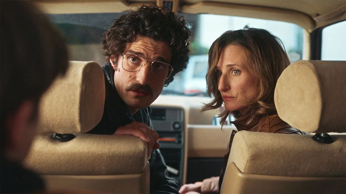Les réalisateurs d'Intouchables et du Sens de la fête vous invitent à voyager dans les années 80 avec Camille Cottin et Louis Garrel