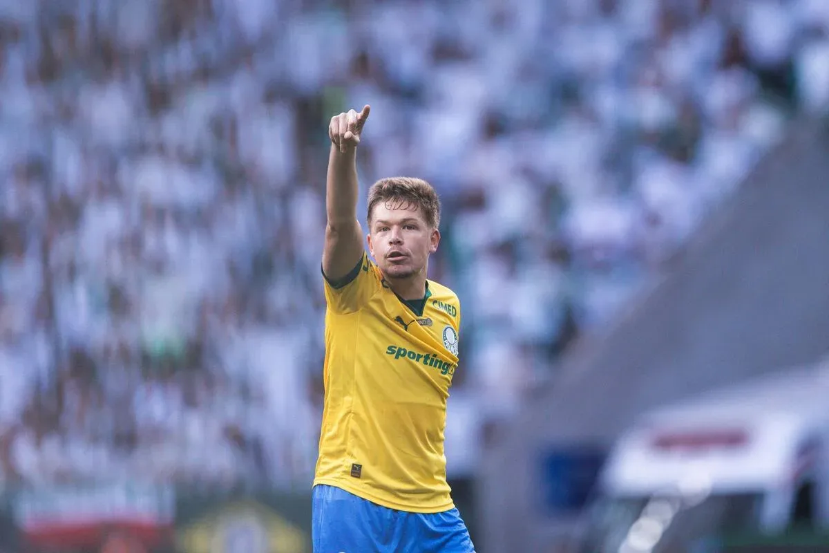 Zagueiro do Palmeiras é sincero sobre torcida para Flamengo x Corinthians no Brasileirão