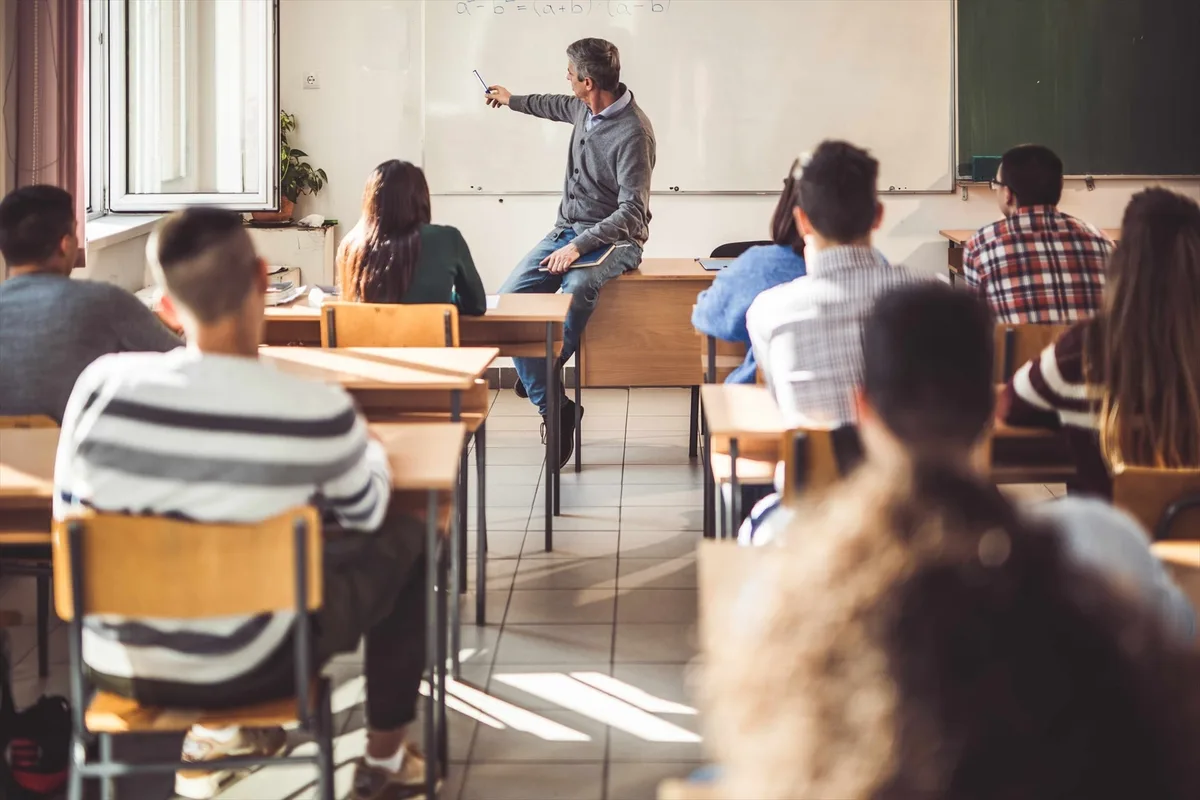 Los brotes verdes de la educación en España: pese al batacazo en PISA, destaca por el vínculo de sus alumnos con la escuela, su perseverancia y el bajo nivel de acoso