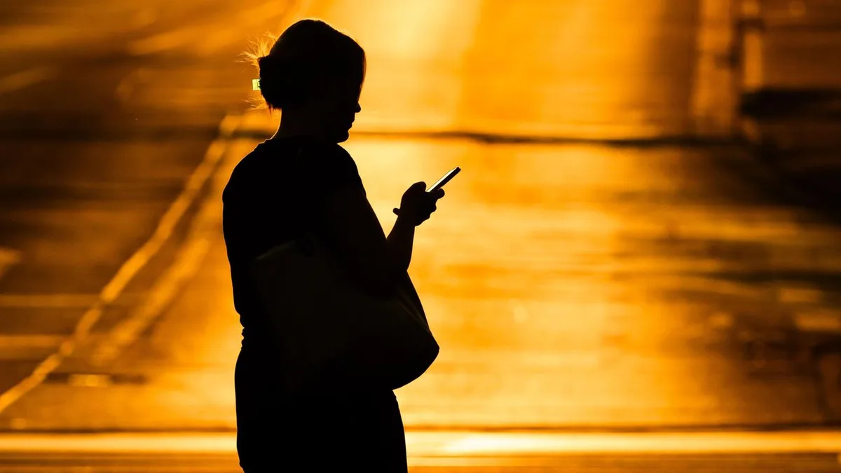 Neues Gesetz: Wer beim Straßenüberqueren aufs Smartphone glotzt, zahlt in Italien mindestenns 75 Euro