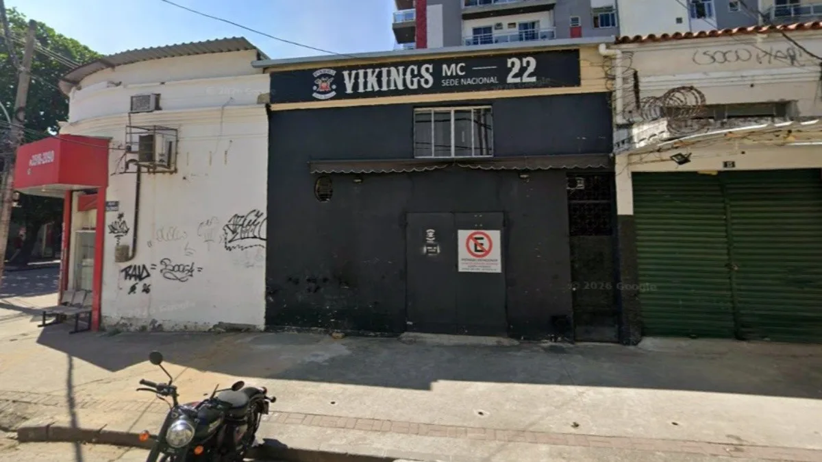 Amigos e parentes se despedem de dono de bar morto por PM na Zona Norte do Rio