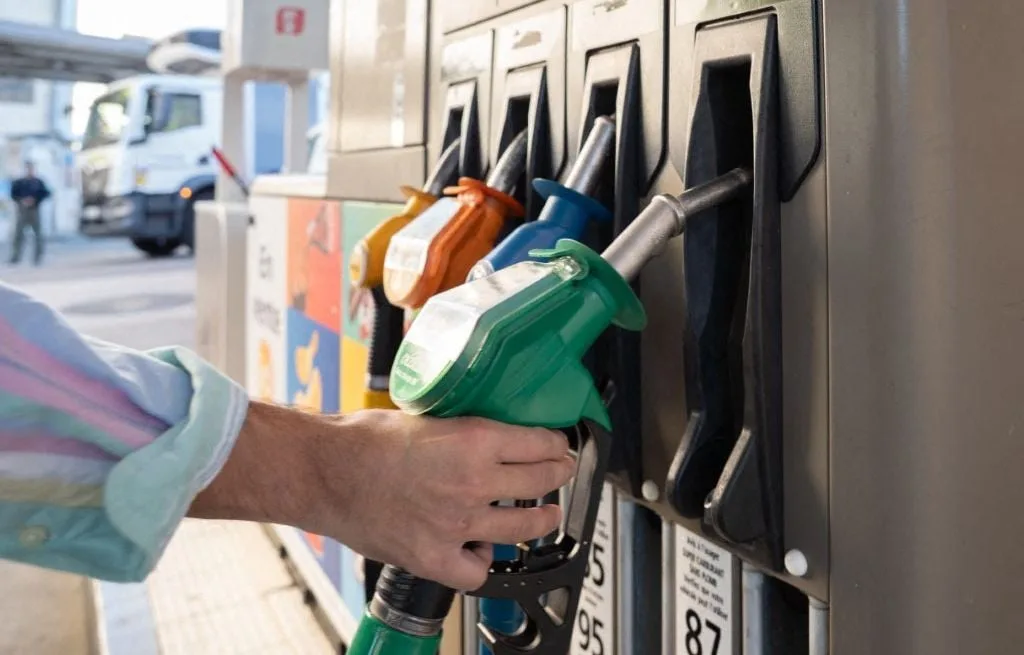Prix des carburants : Le gouvernement assure qu’il n’y a pas de risque de pénurie dans les stations