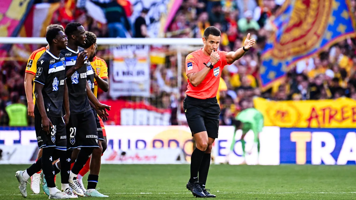 Ligue 1: la direction de l'arbitrage reconnait une grosse erreur sur le premier but de Lens contre Auxerre