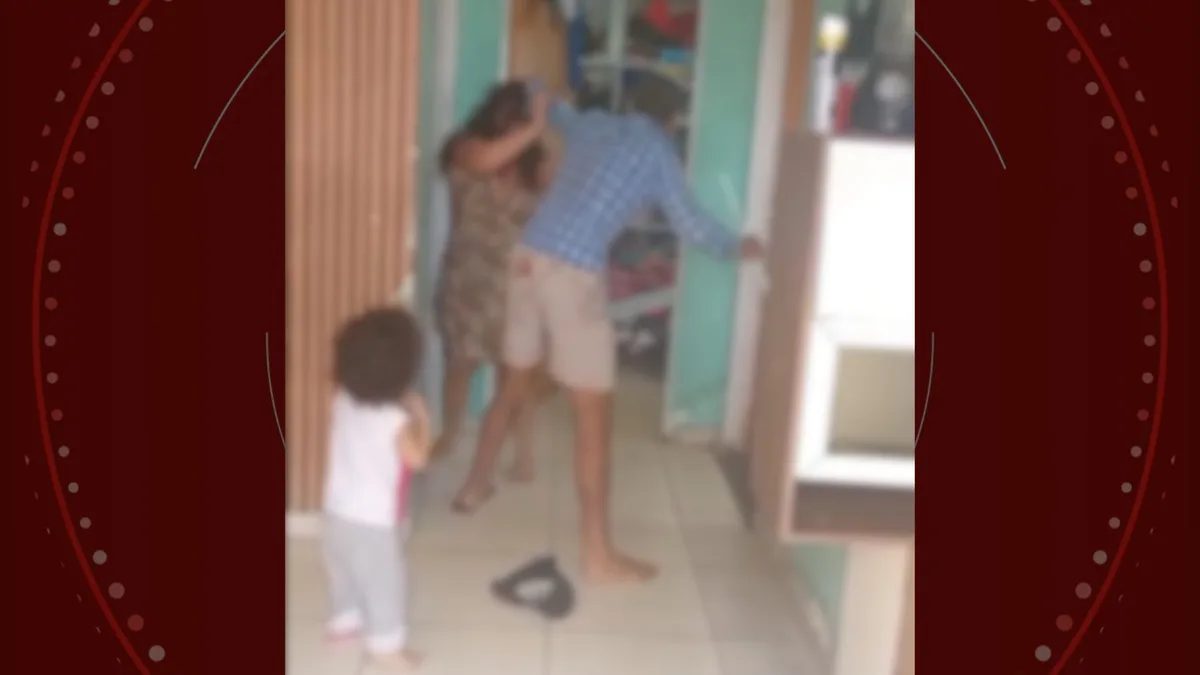 VÍDEO: mulher é espancada pelo marido e pede para filho criança filmar a violência, no PR: 'Se eu morrer, pelo menos ele vai preso'