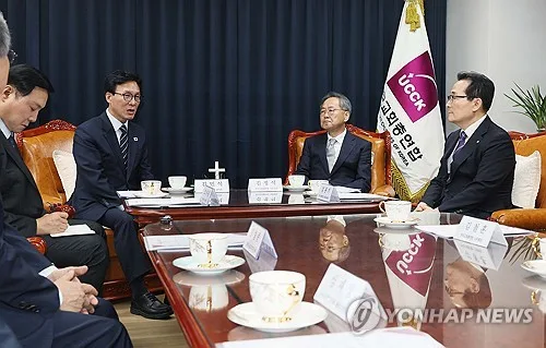 金, 개신교계 상견례…"국정 지지율 어려워…일신하라는 국민뜻"