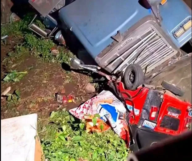 Aparatoso accidente de tránsito entre tráiler y mototaxi deja seis muertos y un sobreviviente en Guatemala